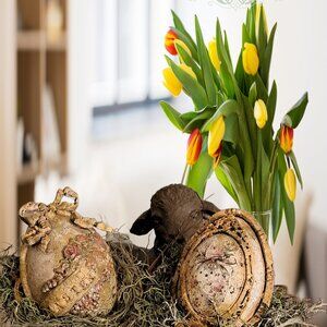 Sweet Easter / Spring Decor with Decorated Eggs in Terracotta Pots!